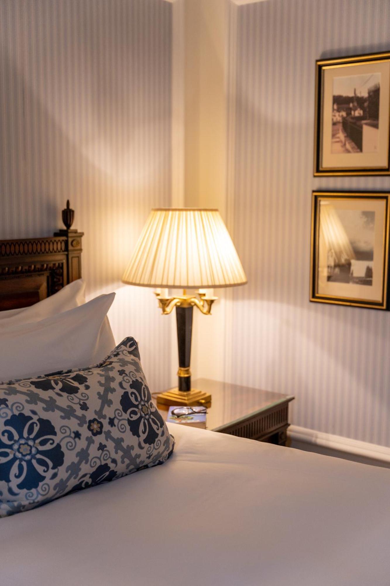 Powerscourt Hotel, Autograph Collection Эннискерри Экстерьер фото A table lamp