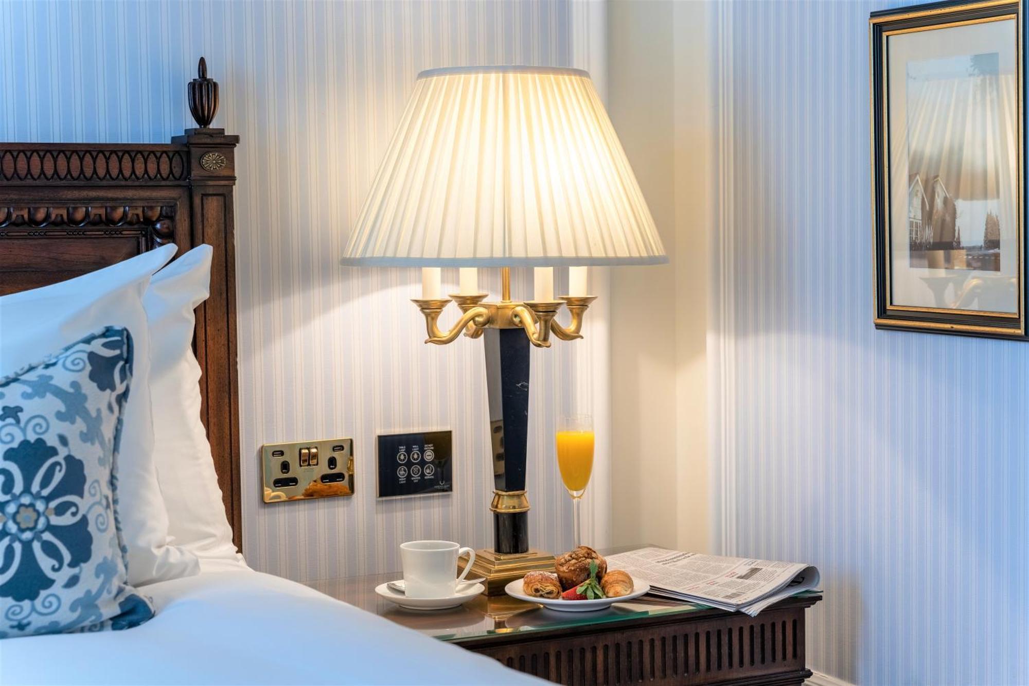 Powerscourt Hotel, Autograph Collection Эннискерри Экстерьер фото A table lamp