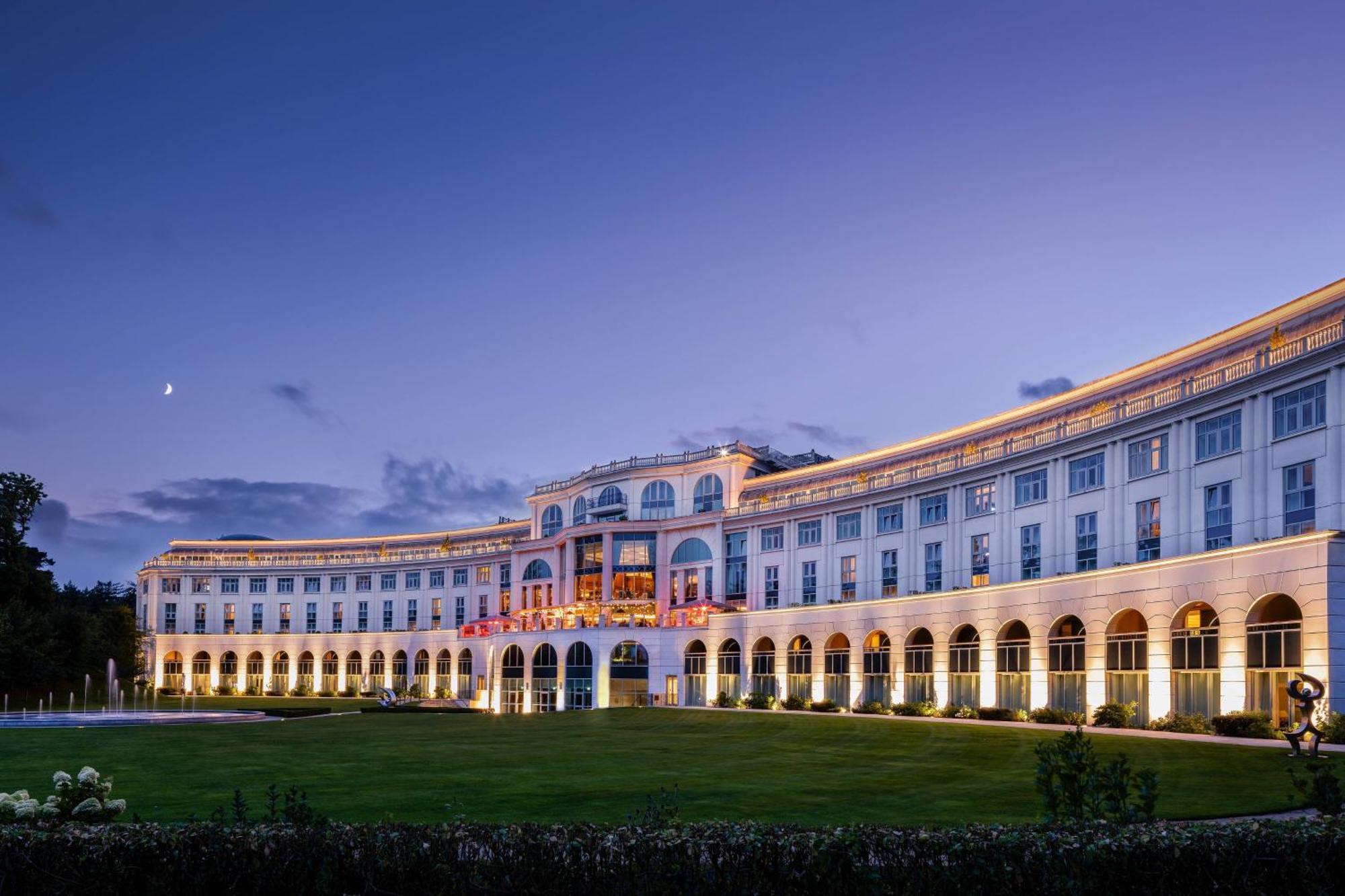 Powerscourt Hotel, Autograph Collection Эннискерри Экстерьер фото The hotel at night